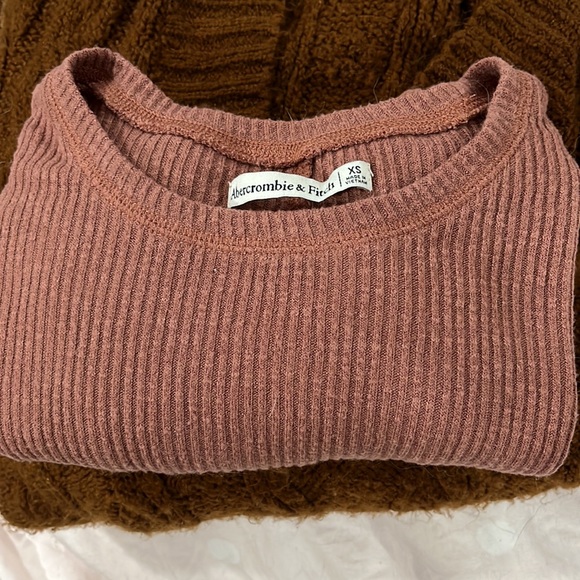 Abercrombie Form-Fitting Tee - Picture 2 of 5